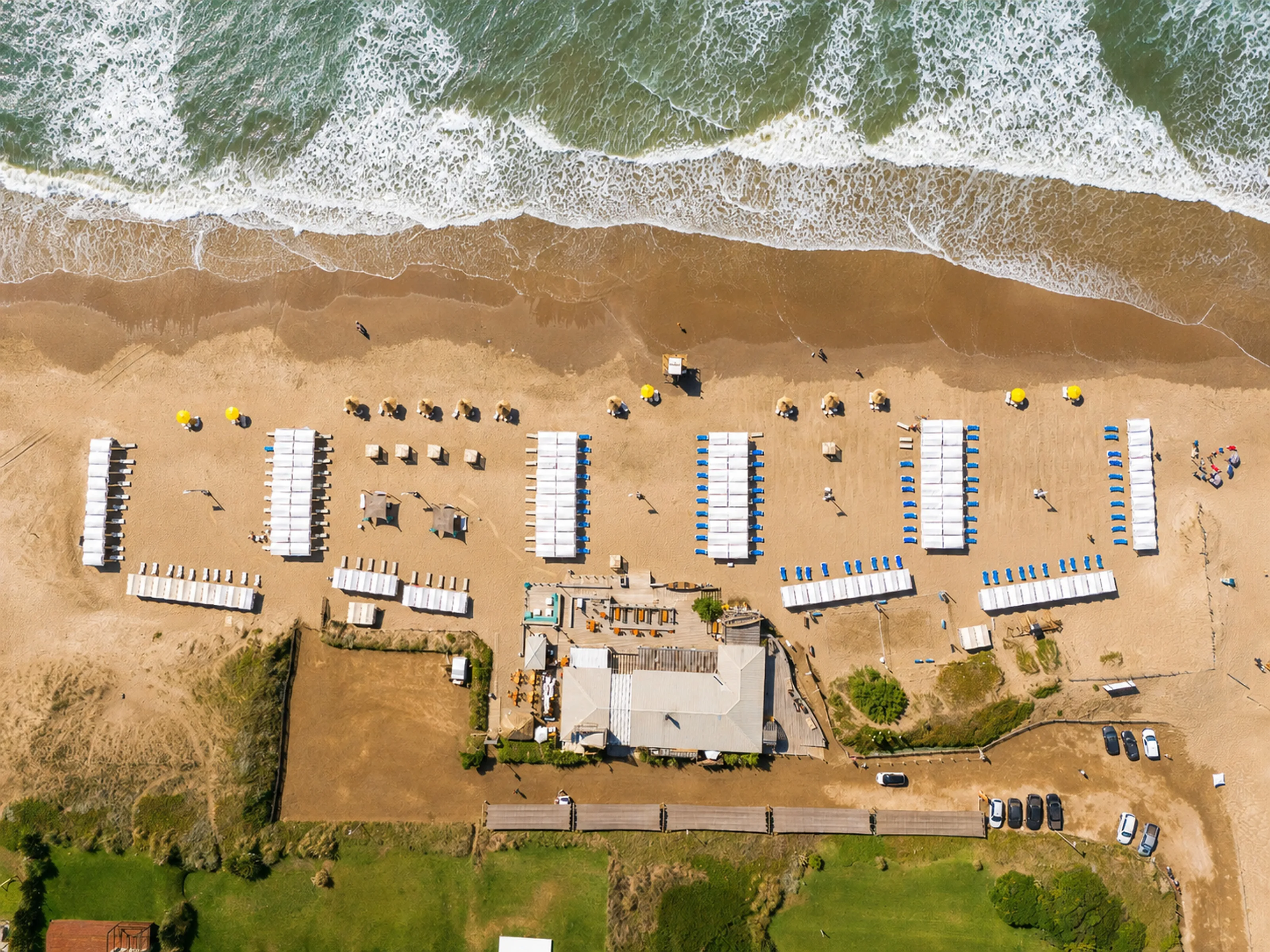 Vista cenital de la playa de Pinamar Norte con las carpas de Mama Beach