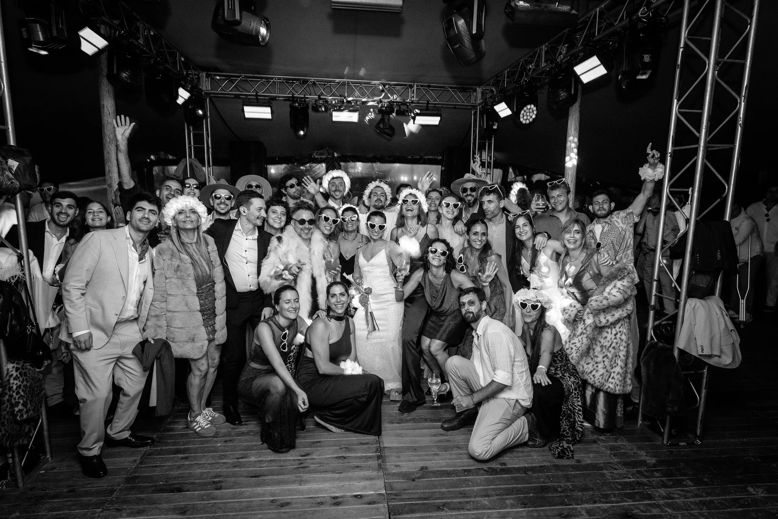 Foto de todos los invitados juntos al final de la fiesta, en blanco y negro