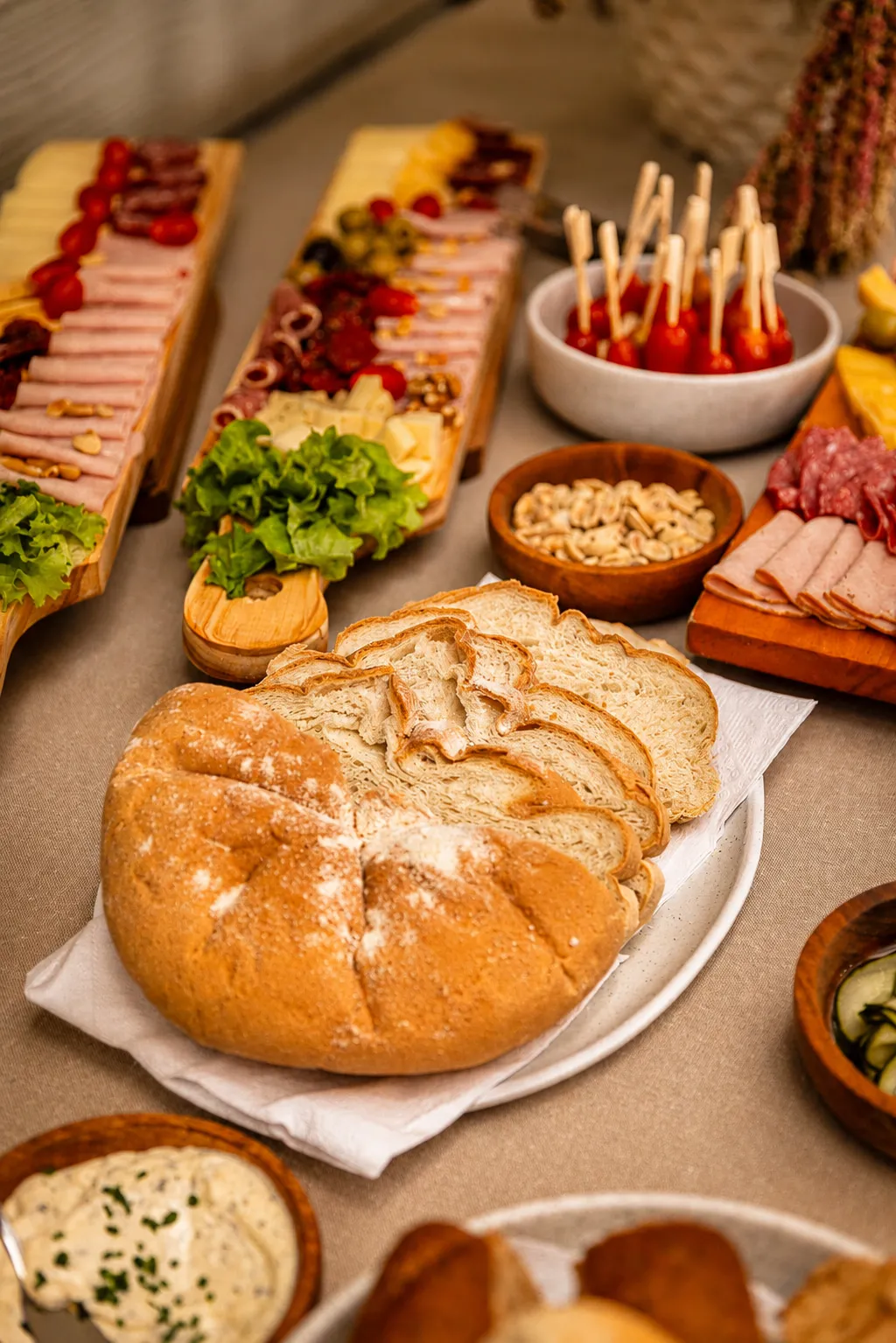 Pan casero y tabla de fiambres y quesos