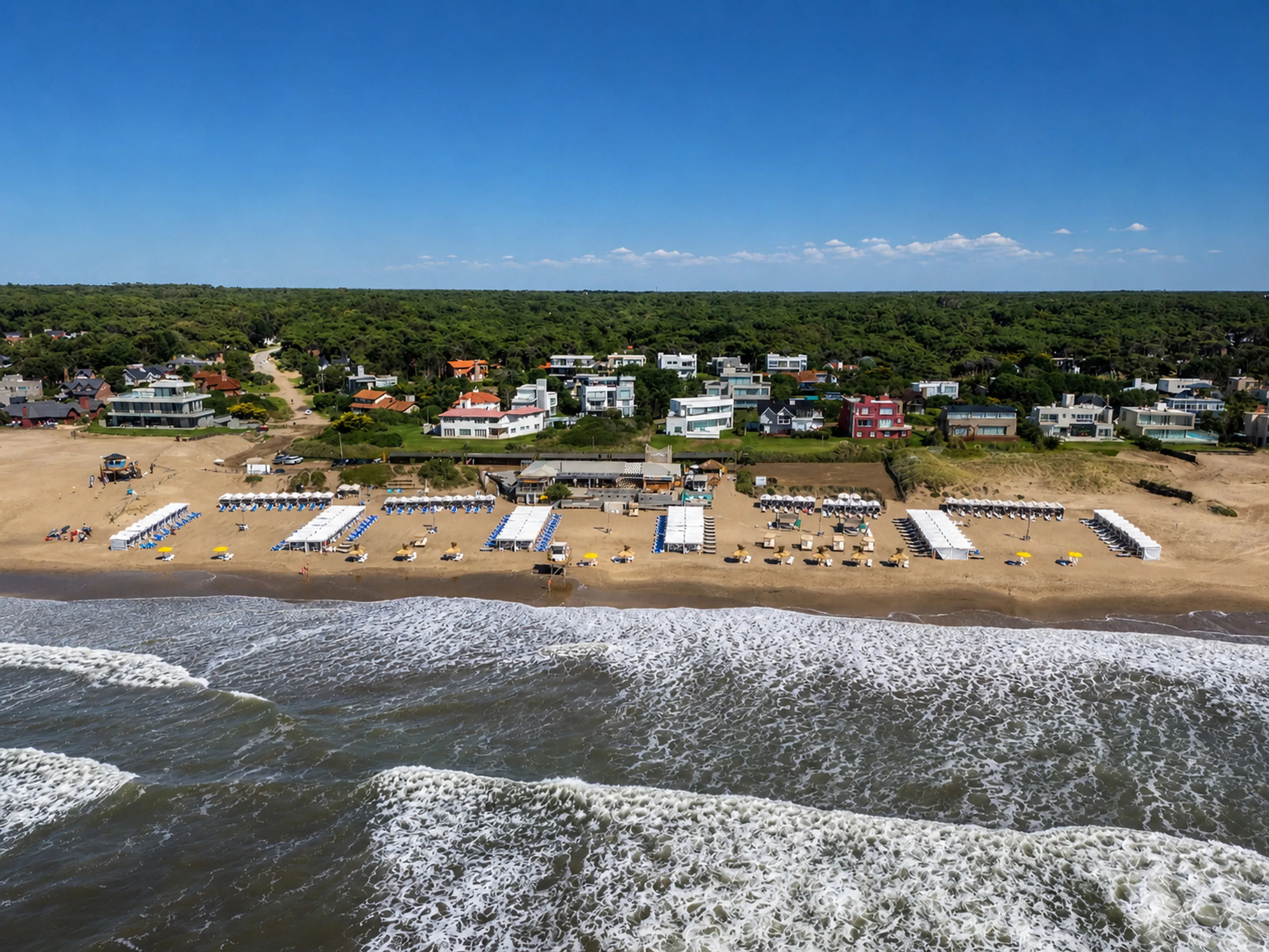 Vista aérea de la playa de Mama Beach desde el mar, con las carpas sobre la arena